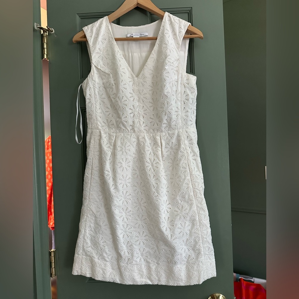 Elegant White Sleeveless Dress